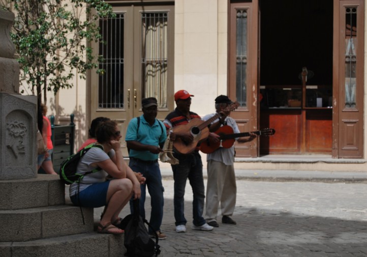 Trío Santiago busca una licencia de músico callejeros (foto del autor)