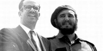 Osvaldo Dorticós Torrado junto a Fidel Castro