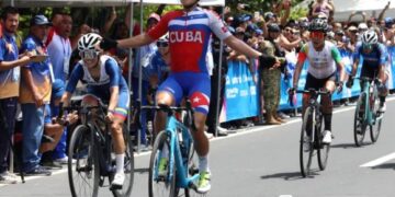 Arlenis en la meta, con el oro en la carrera de ruta individual, San Salvador, 7 de julio de 2023. Foto: Roberto Morejón/ JIT.