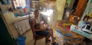 La activista Eralidis Frómeta Polanco carga a su nieto, en su casa