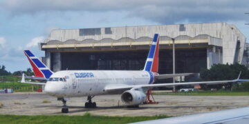 Tupolev TU-204 de Cubana de Aviación estacionado en La Habana
