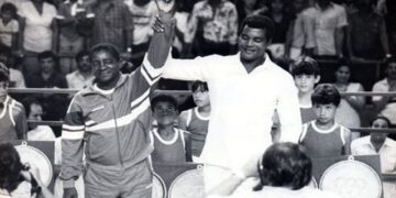 Alcides-Sagarra-junto-al-tricampeon-olimpico-Teofilo-Stevenson.