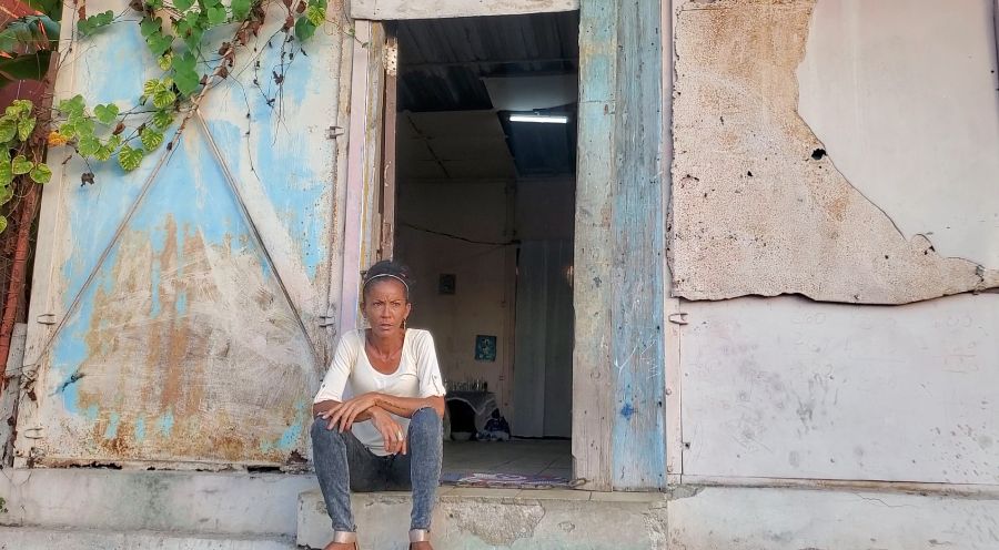 Ailagim Delgado Martínez en la puerta de la "vivienda" que ha ocupado con sus hijos durante los dos últimos años