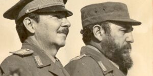 Raúl y Fidel Castro en 1977