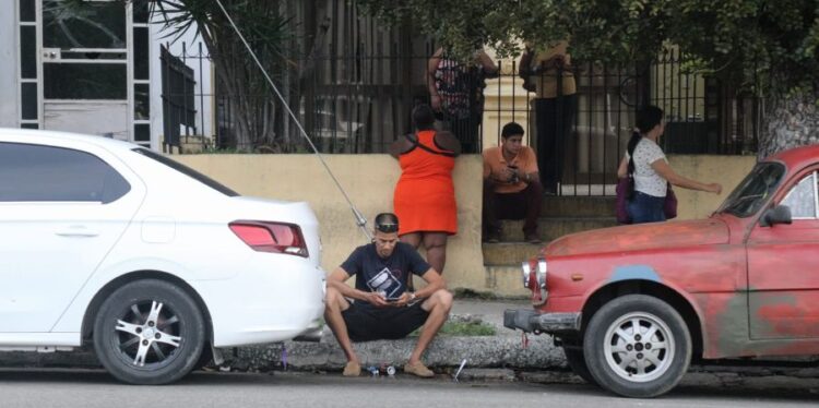 Un chofer hace cola en La Habana, Cuba, para abastecer su auto de combustible
