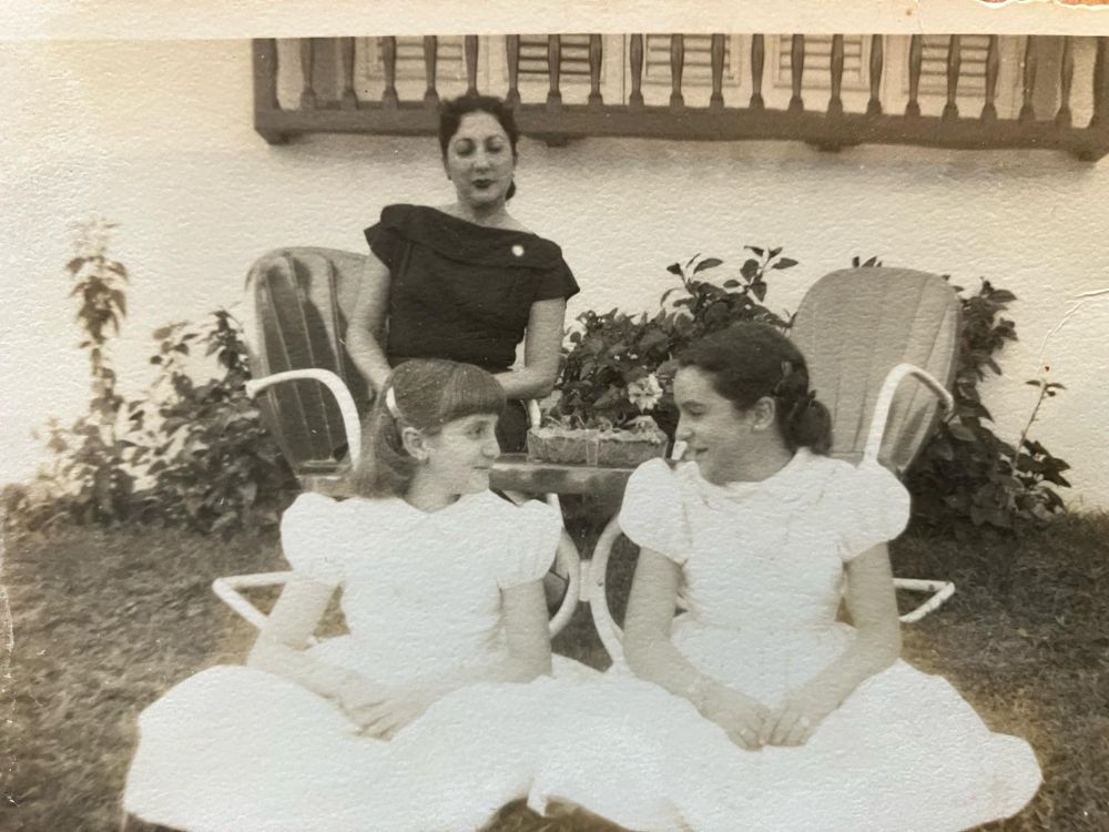 Gloria Leal, su hermana Silvia y su madre en su casa de Nuevo Vedado, La Habana, 1953