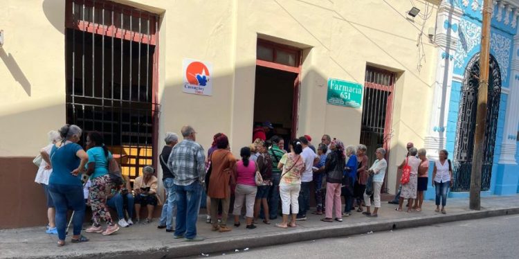 Residentes en Camagüey hacen cola en una farmacia de la ciudad