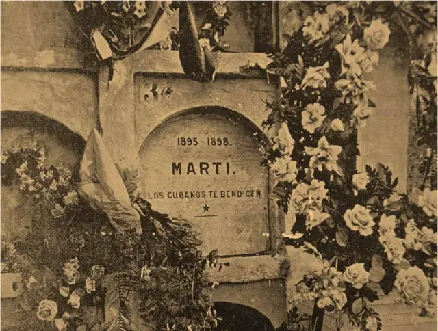 Imagen del segundo entierro de Martí en el cementerio Santa Ifigenia