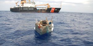 Una de las embarcaciones de balseros cubanos interceptada por la Guardia Costera de EE.UU.