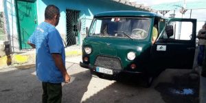 Un vehículo ruso conocido popularmente como "guasabita" en la Isla