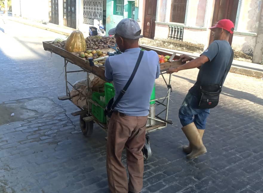 Carretilleros venden malanga y otros productos agrícolas en una calle de Santa Clara 