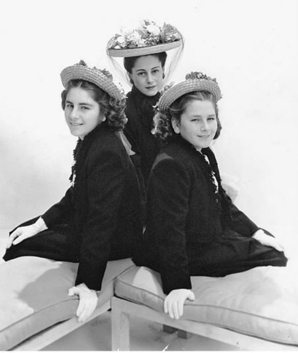 María Esperanza Montalvo y Lasa, con sus dos hijas, Leonor y Maria Luisa, c. 1945 