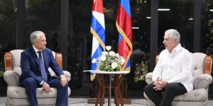 El presidente de la Duma rusa llega a Cuba y se reúne con Díaz-Canel
